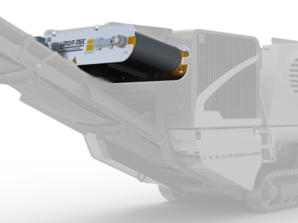 Overband magnétique OVAPEM à aimants permanents installé sur concasseur mobile pour séparation automatique des métaux ferreux avant broyage